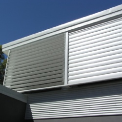 Motorized aluminium louver